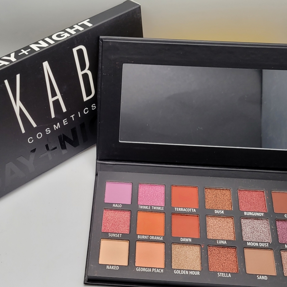 DAY + NIGHT EYESHADOW PALETTE